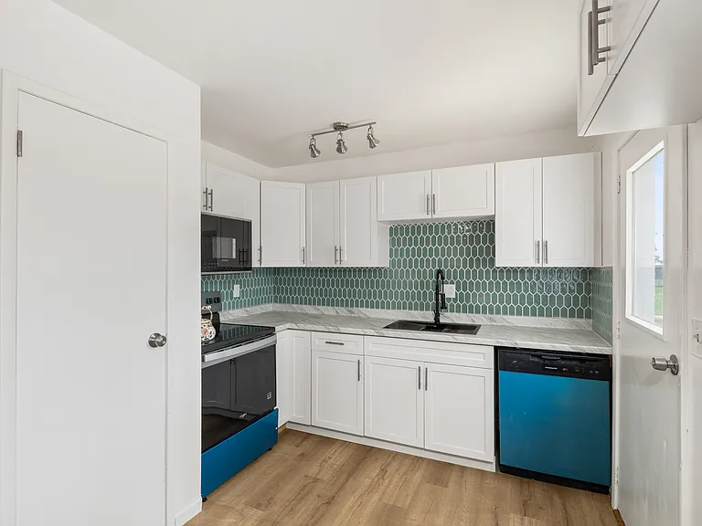 2050 Willowood Dr N — Photo 10