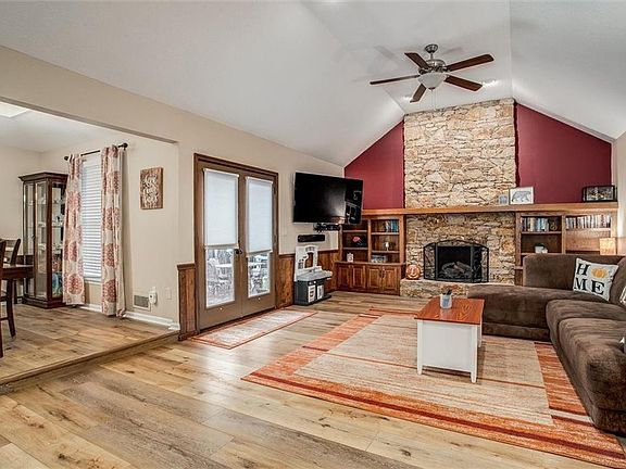 2nd image of 601 NE Sunny Creek Ln