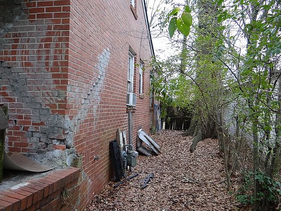 2nd image of 4222 Fort St