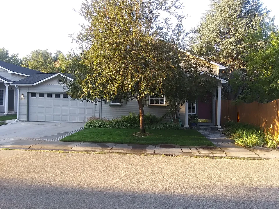 637 W Sylvan Ct