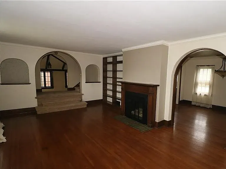 3304 Pelham Rd — Photo 2
