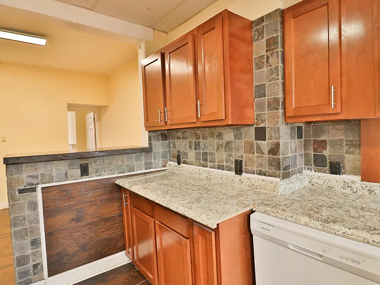 1303 James St — Photo 29