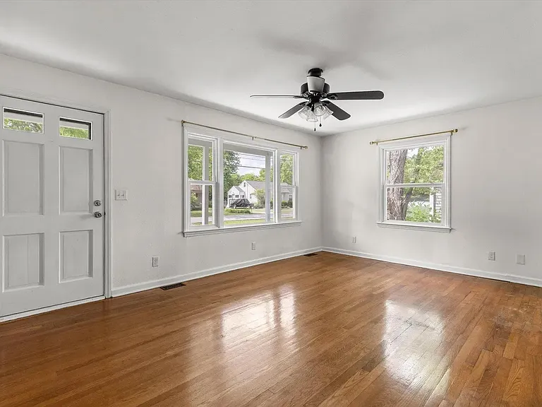 1604 E Ridge Ave — Photo 3