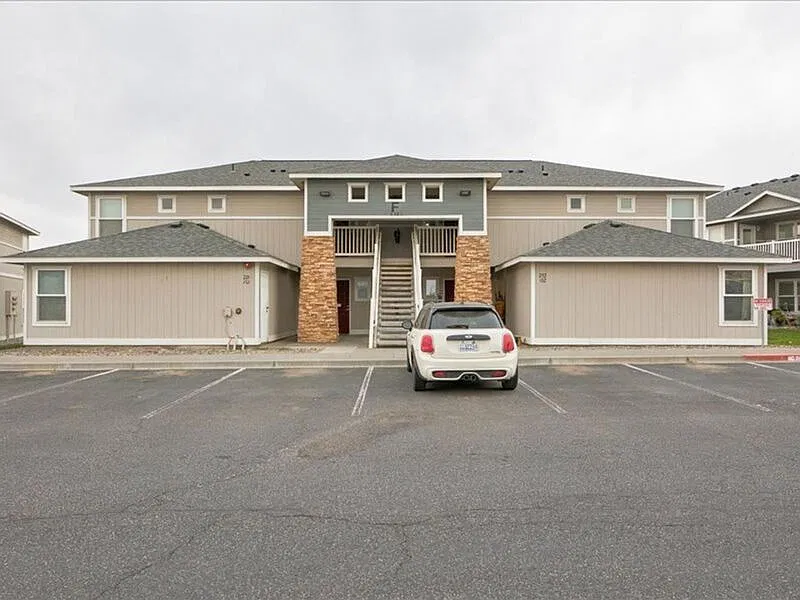 2 bed, 2.0 bath, 938 sqft, $1,350 — Photo 1
