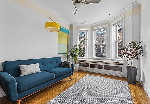 3rd image of 111 Windsor Pl #1
