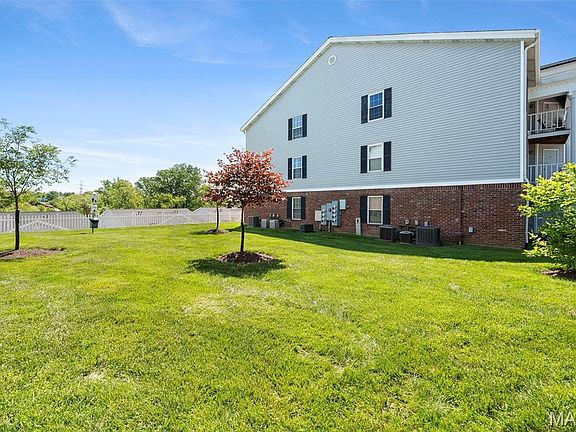 3rd image of 1247 Creve Coeur Crossing Ln APT J
