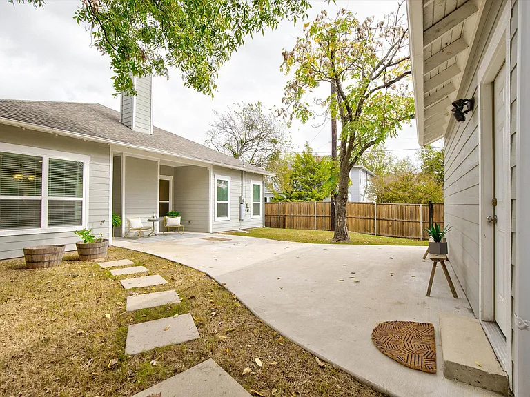 2700 Gladstone Dr — Photo 37