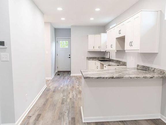 4th image of 325 Thorn Ave
