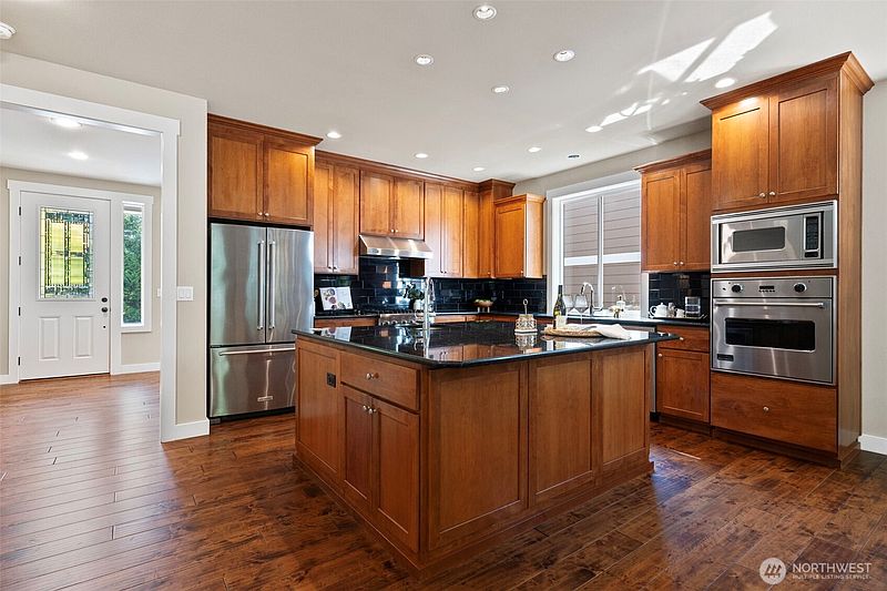 4th image of 6516 86th Avenue W