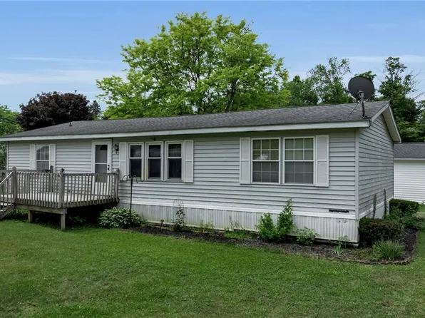 41 Sunset Ln, Yorkshire, NY 14009