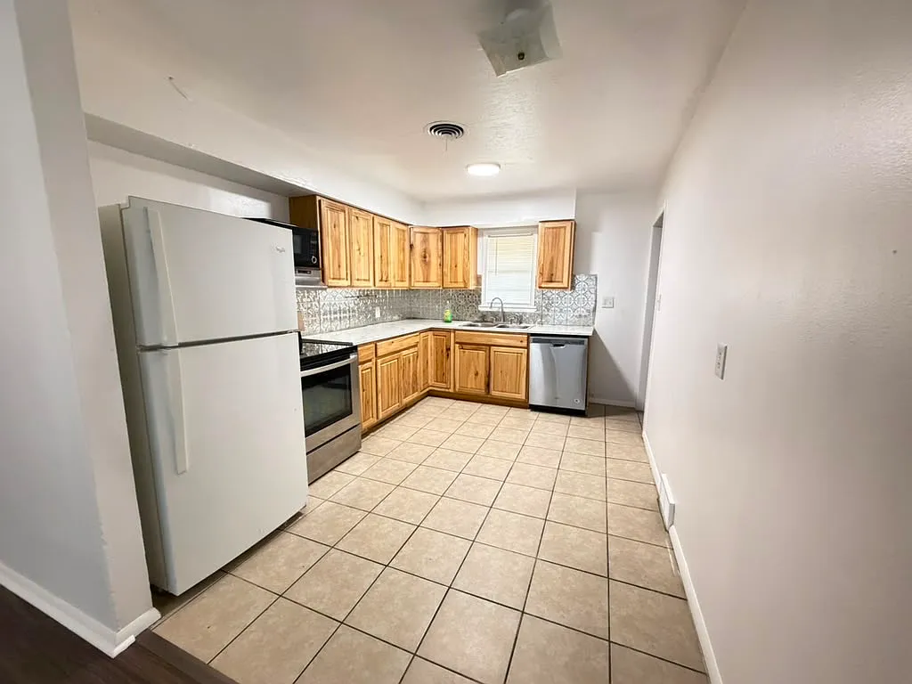 3 bed, 1026 sqft, $900 — Photo 4