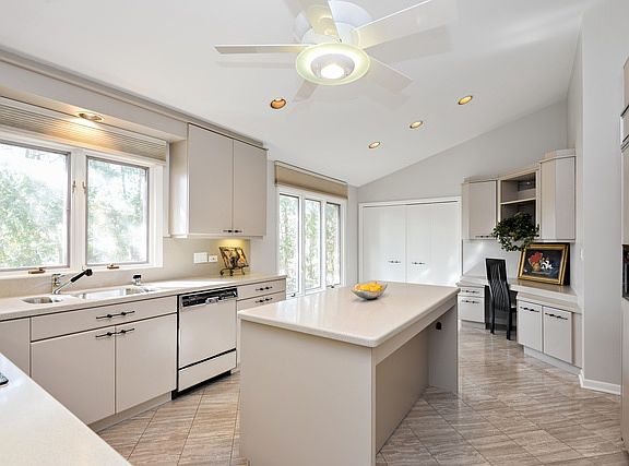 5th image of 765 Carlyle Ct