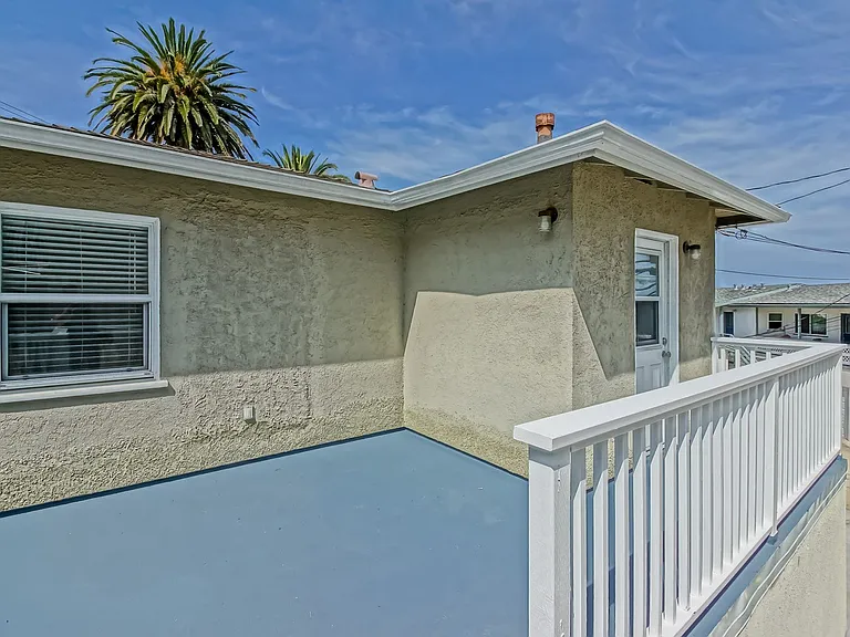 344-348 Calle Miramar — Photo 4