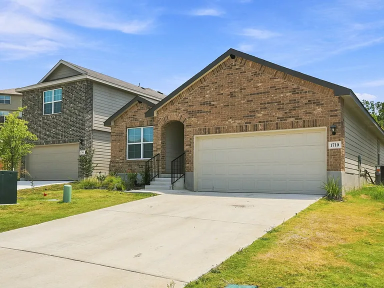 1710 Lavender Hl — Photo 3