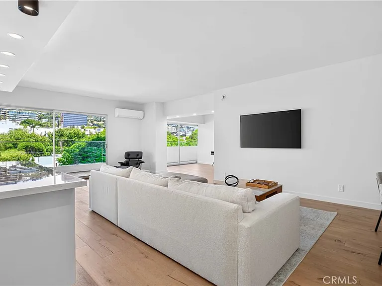 838 N Doheny Dr #505 — Photo 4