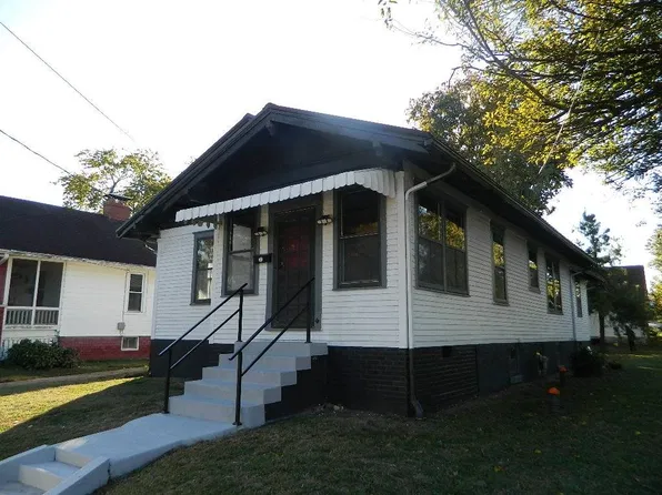 207 SE 5th St, Fairfield, IL 62837