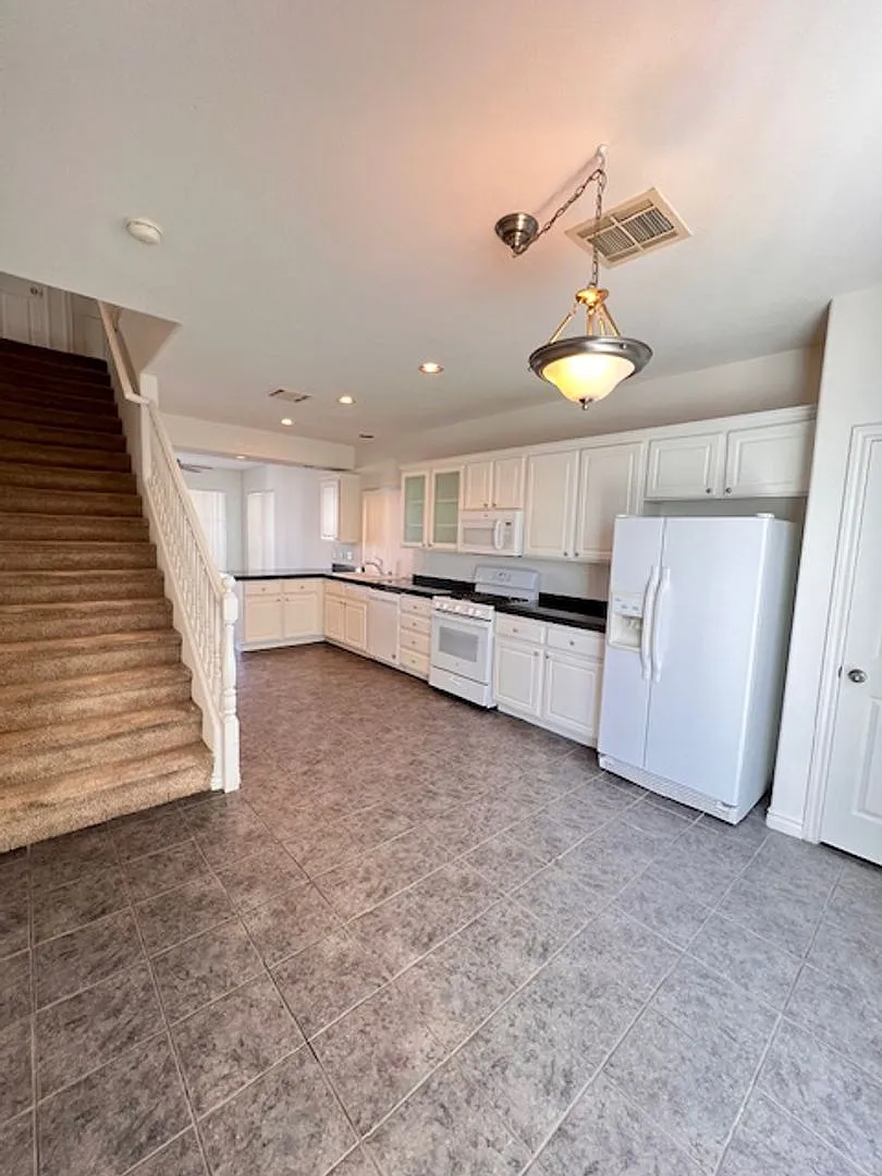 Nice 2 bedroom home w/loft in Silverado Ranch $1,894/mo — Photo 4