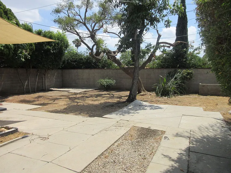 1116 N O'Melveny Ave — Photo 16
