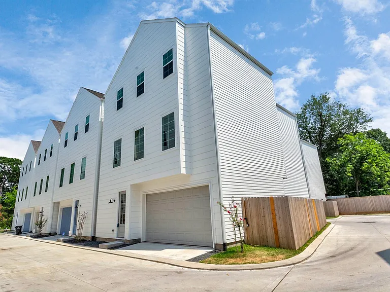 2011 E Bauer Dr — Photo 1