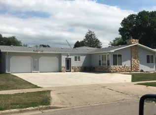 517 16th St SW, Minot, ND 58701