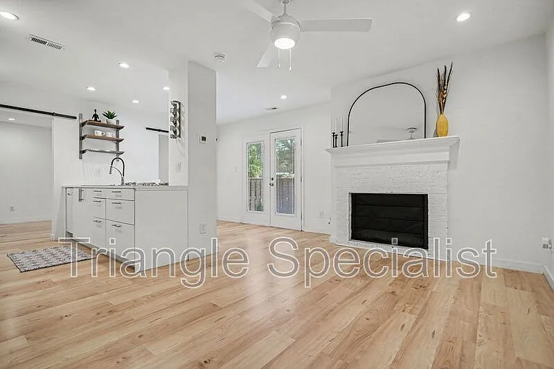 2 bed, 2.0 bath, 850 sqft, $1,500 — Photo 2