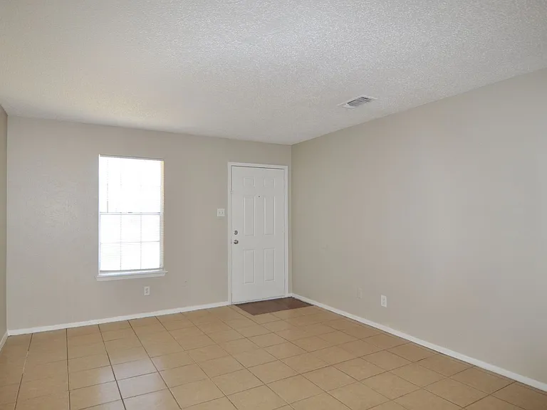 2034 Oakwood Ct — Photo 3