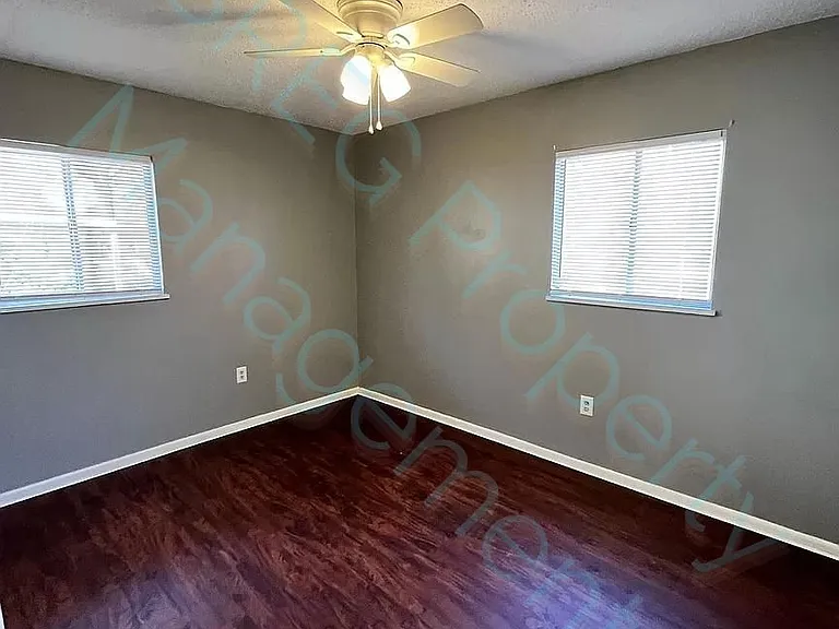 2114 Broadview Ave — Photo 4