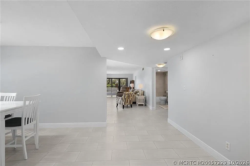 2 bed, 2.0 bath, 1372 sqft, $5,000 — Photo 4