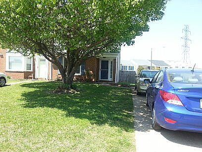 END UNIT TWNHME W/LARGE YARD