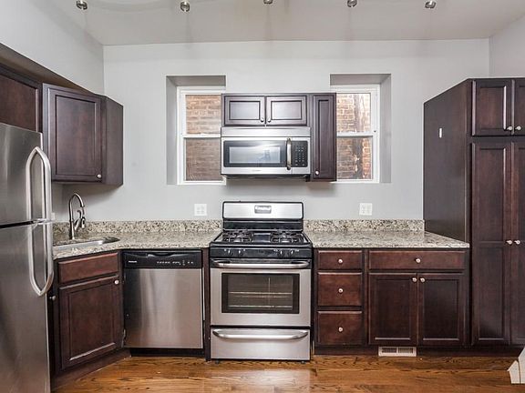 3rd image of 2348 W Moffat St APT 1R