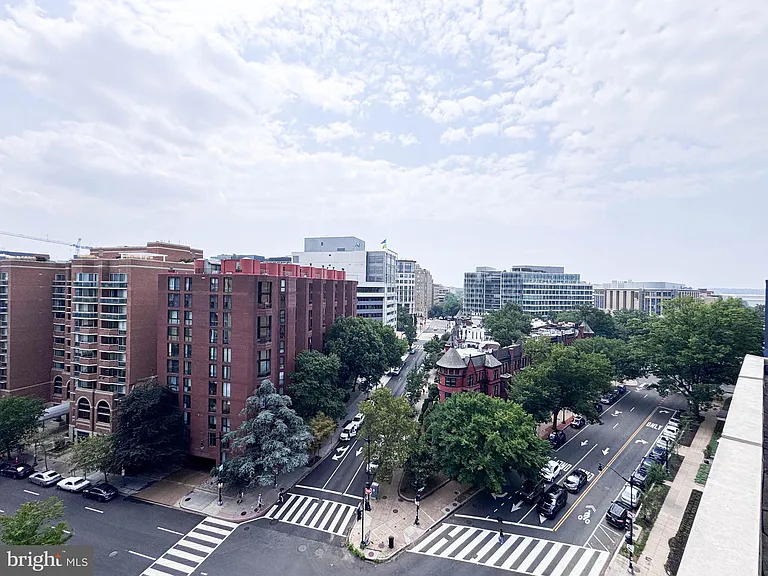L St NW — Photo 19