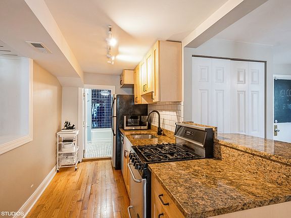 5th image of 2042 N Winchester Ave #G