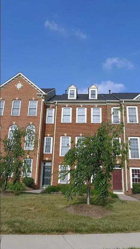 4 bed, 3.5 bath, 2200 sqft, $2,500 — Photo 1