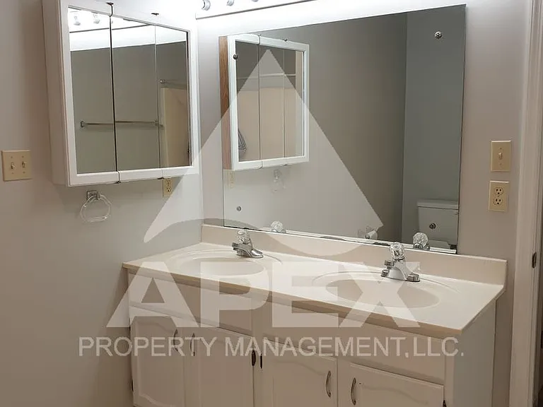 913 Oak Haven Rd — Photo 22