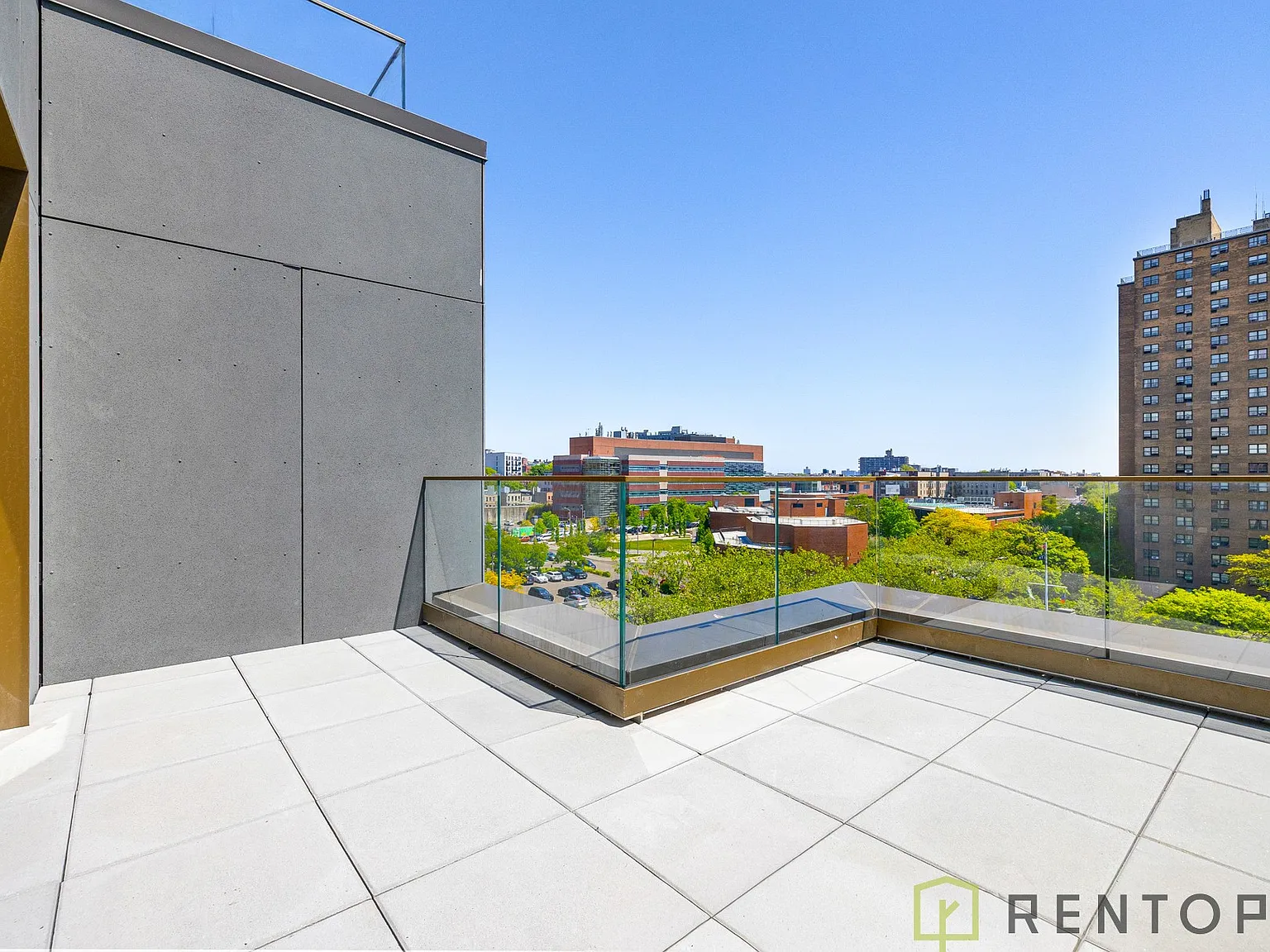 960 Franklin Avenue — Photo 4