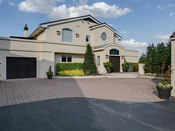 4th image of 27 Oak Neck Ln