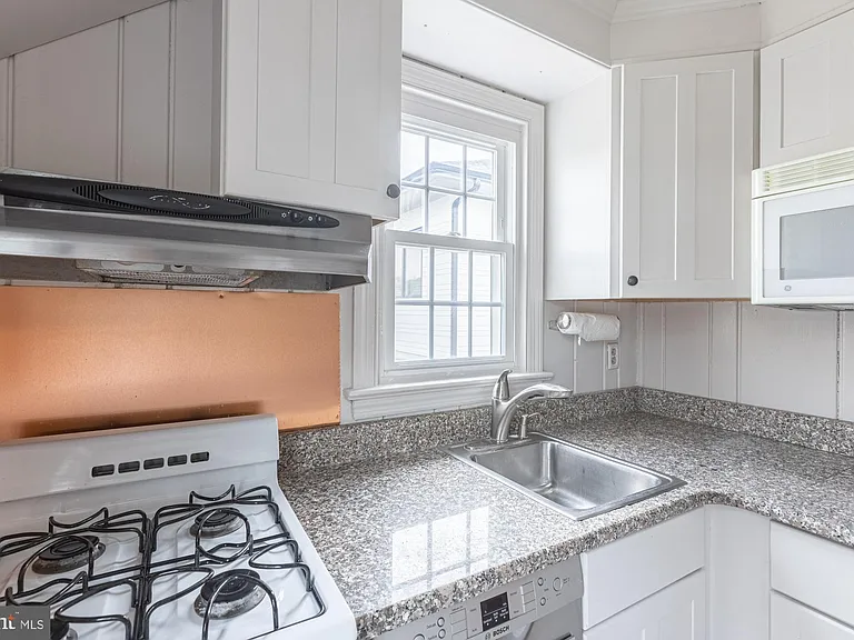 1906 S Ives St — Photo 15