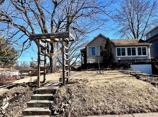 2023 N 6th St, Clinton, IA 52732