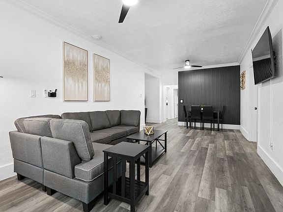3rd image of 806 E Chelsea St #2