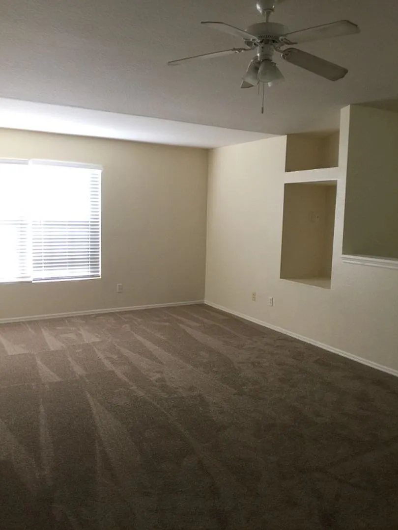 Three Bedroom Condo Avaiilable In Belmont — Photo 2