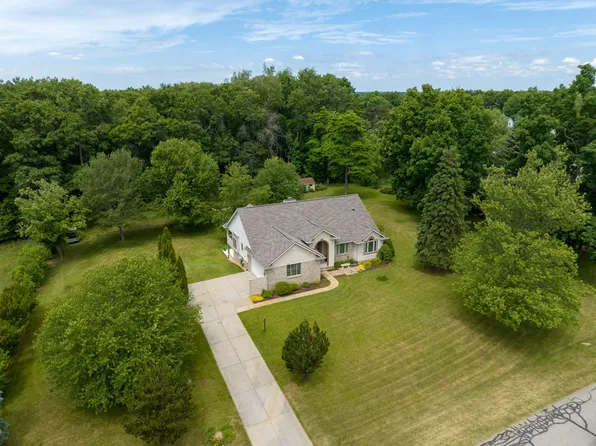 6101 Hickory Meadows Dr, White Lake, MI 48383