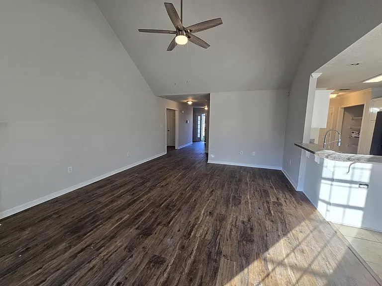 639 Lory Ln — Photo 7