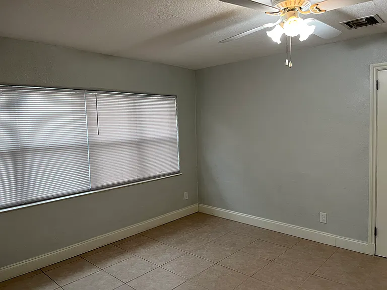 718 E Anderson St — Photo 8