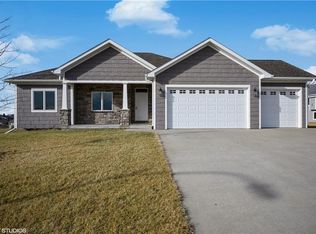 1807 Lakeview Dr, Pella, IA 50219