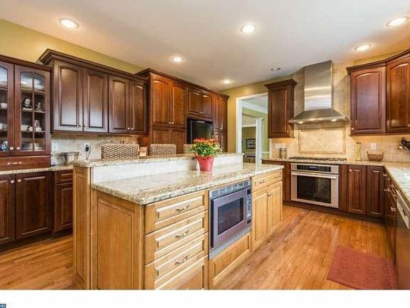 4th image of 802 Whelen Ct