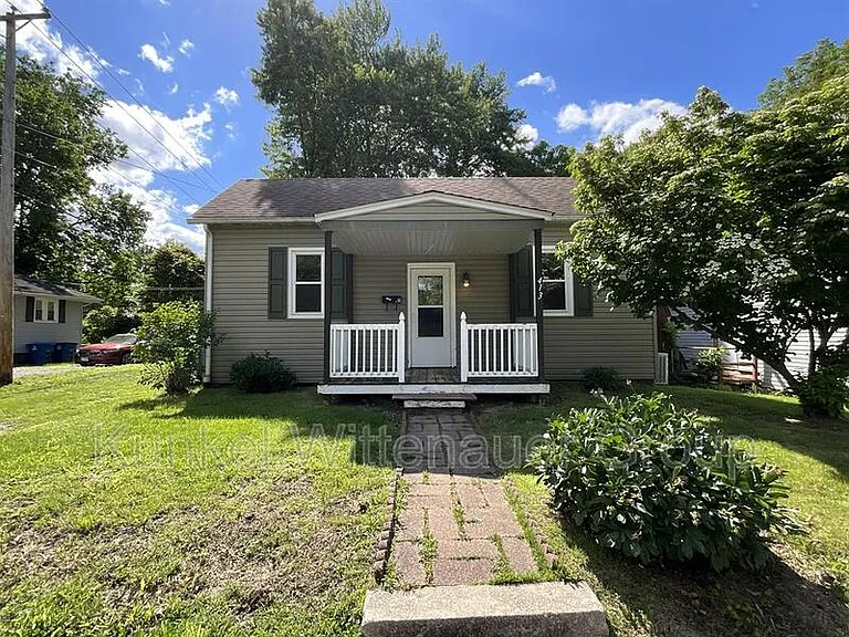 413 N Center St — Photo 1