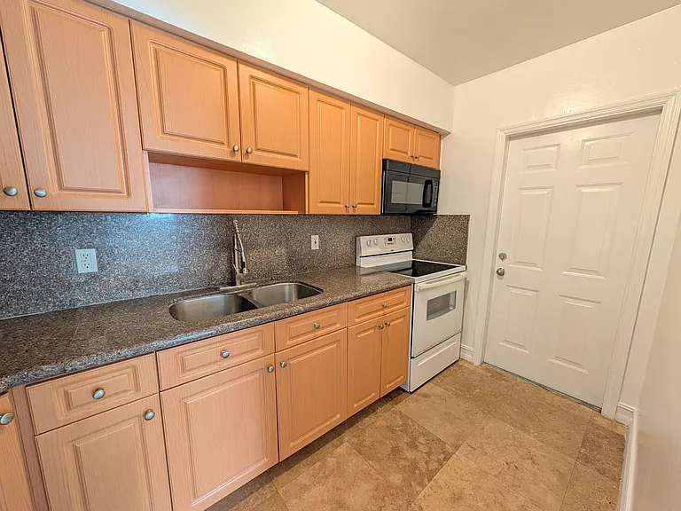 3007 N Andrews Ave — Photo 6