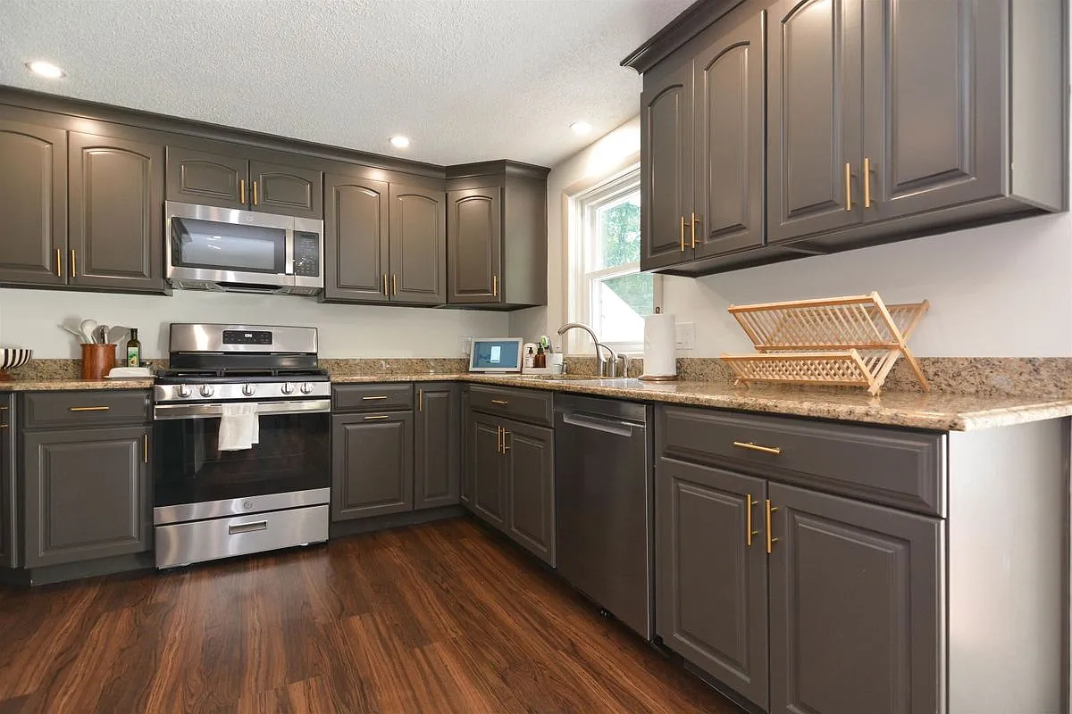 3 bed, 2.0 bath, 2442 sqft, $4,500 — Photo 1