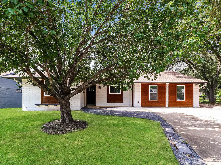 2309 Southern Oaks Dr — Photo 1