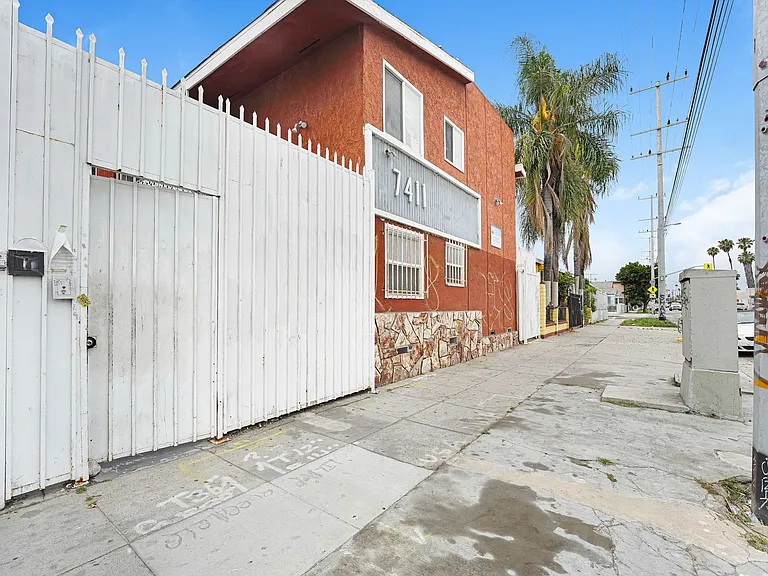 7411 S Figueroa St — Photo 11